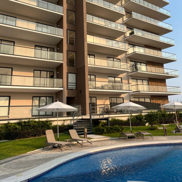 Construcción de alta calidad en Acapulco Diamante, utilizando concreto armado y materiales resistentes.