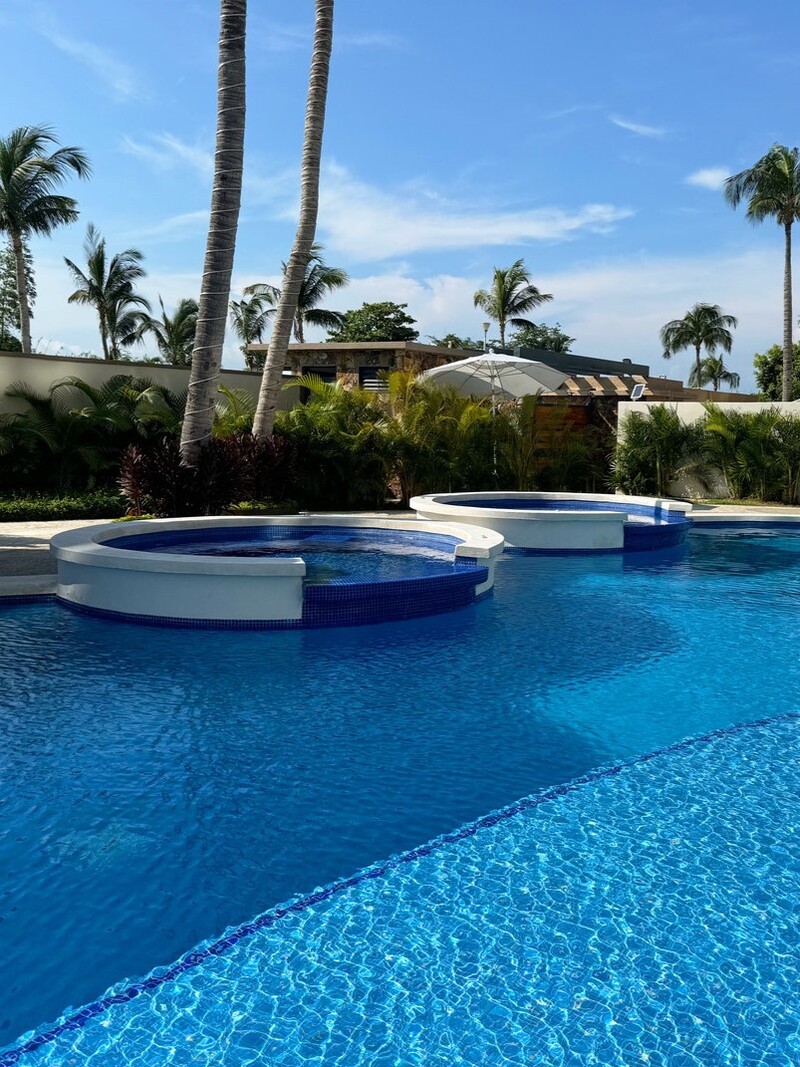 Residencial de lujo en Acapulco Diamante con seguridad 24/7 y amenidades exclusivas.